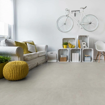 Beige betonikuvioinen vinyylilaatta olohuoneessa Nordic Design Vinyl 1=
010 Rokua - Vinyylilaatat - 651010M - 2